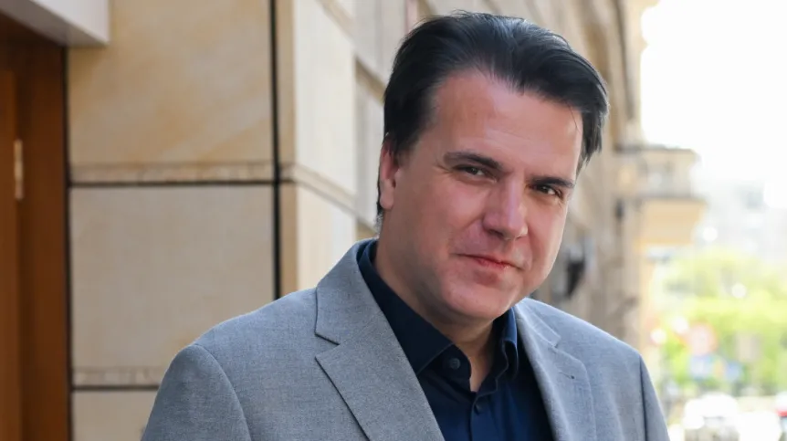04.05.2026. Prezes Creotech Instruments Grzegorz Brona przed siedzibą Polskiej Agencji Prasowej w Warszawie, 4 bm. Grzegorz Brona był gościem Studia PAP. (jm) PAP/Radek Pietruszka