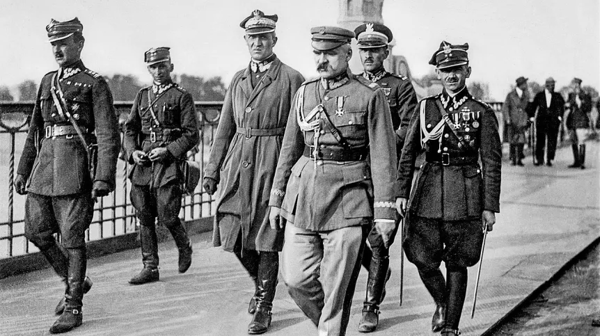 Marszałek Józef Piłsudski przed spotkaniem z prezydentem RP Stanisławem Wojciechowskim na moście Poniatowskiego, 12.05.1926 r. Od lewej: Kazimierz Stamirowski, Marian Żebrowski, Gustaw Orlicz-Dreszer, Józef Piłsudski, Tadeusz Jaroszewicz i Michał Galiński. Źródło: Wikipedia/ domena publiczna
