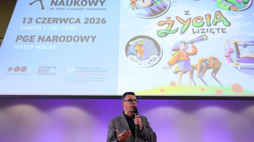 Warszawa, 13.05.2026. Dyrektor Centrum Nauki Kopernik Robert Firmhofer podczas konferencji prasowej zapowiadającej 29. Piknik Naukowy w Centrum Nauki Kopernik w Warszawie. Piknik Naukowy – spektakularne, całodzienne i bezpłatne plenerowe wydarzenie popularyzujące naukę, które co roku przyciąga dziesiątki tysięcy osób, odbędzie się 23 czerwca br. Na odwiedzających czekać będzie ponad sto namiotów z aktywnościami przygotowanymi przez instytucje z kraju i zagranicy. PAP/Szymon Pulcyn