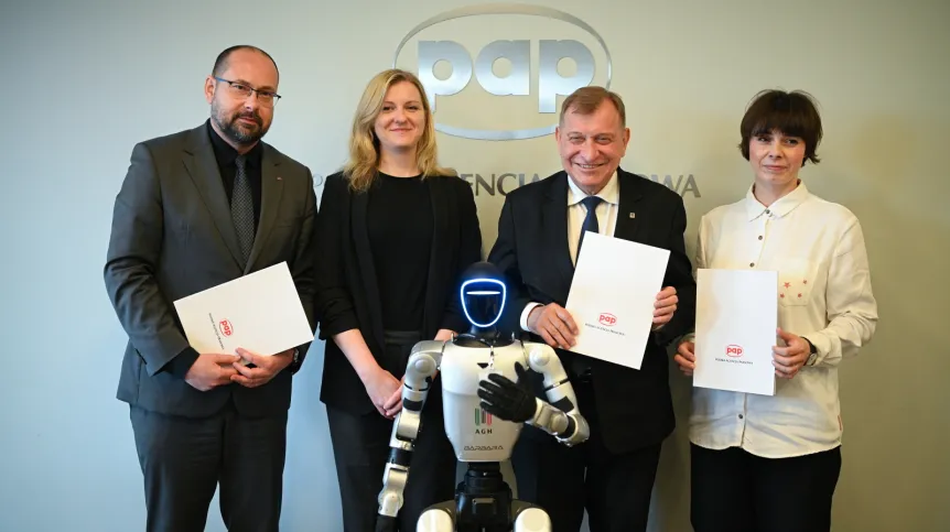 Warszawa, 19.05.2026. Prezes Polskiej Agencji Prasowej Marek Błoński (L), prezes zarządu Fundacji Polskiej Agencji Prasowej Magdalena Chodak (P), członek zarządu Fundacji Polskiej Agencji Prasowej Magdalena Żuk (2L), rektor AGH prof. Jerzy Lis (2P) oraz humanoidalny robot Centrum Doskonałości Sztucznej Inteligencji AGH - Barbara po podpisaniu porozumienia pomiędzy PAP i Fundacją Polskiej Agencji Prasowej a Akademią Górniczo-Hutniczą im. Stanisława Staszica w Krakowie, 9 bm. w siedzibie PAP w Warszawie. PAP/Marcin Obara