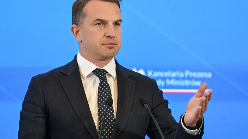 Warszawa, 26.05.2026. Rzecznik rządu Adam Szłapka na konferencji prasowej po posiedzeniu Rady Ministrów w siedzibie KPRM w Warszawie, 26 bm. (ad) PAP/Radek Pietruszka