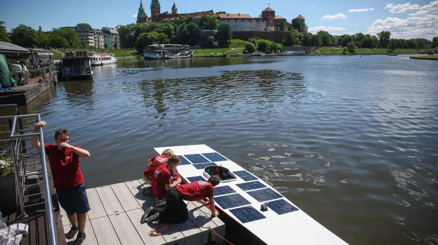 Kraków, 28.05.2026. Wodowanie najnowszej łodzi solarnej zespołu AGH Solar Boat o nazwie „Delta” na barce Aquarius przy Bulwarze Czerwieńskim w Krakowie, 28 bm. 6-metrowa „Delta” to trzecia łódź solarna w historii koła. (jm) PAP/Łukasz Gągulski