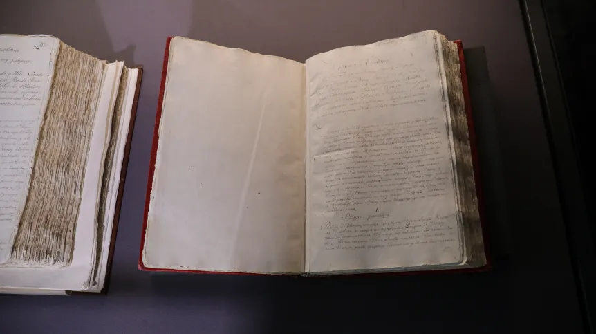 Warszawa, 26.04.2023. Ostatni istniejący papierowy egzemplarz Konstytucji 3 maja prezentowany w Archiwum Głównym Akt Dawnych. Fot. PAP/Albert Zawada