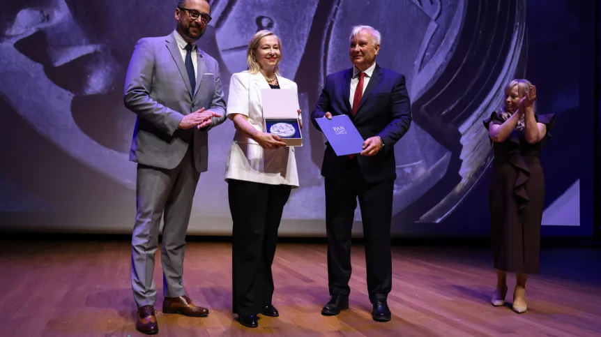Warszawa, 24.06.2026. Minister nauki i szkolnictwa wyższego Marcin Kulasek (L), biolog molekularna prof. Agnieszka Chacińska (2L) i prezes Polskiej Akademii Nauk prof. dr hab. Marek Konarzewski (P) podczas 156. sesji Zgromadzenia Ogólnego Polskiej Akademii Nauk w Muzeum Historii Polski w Warszawie, 24 bm. Prof. Agnieszka Chacińska odebrała nagrodę PAN. (sko) PAP/Albert Zawada