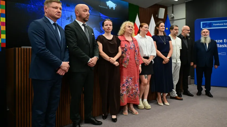 29.06.2026. Przedstawiciele zarządu województwa podlaskiego - marszałek Łukasz Prokorym (L) i wicemarszałek Marek Malinowski (2L), prorektor ds. rozwoju Politechniki Białostockiej prof. Mirosław Świercz (P) oraz prorektor ds. rozwoju Uniwersytetu w Białymstoku prof. Tomasz Bajkowski (2P) podczas podpisania umów grantowych dla zespołów naukowych Uniwersytetu w Białymstoku i Politechniki Białostockiej w ramach programu Fundusze Europejskie dla Podlaskiego w Białymstoku. PAP/Michał Zieliński