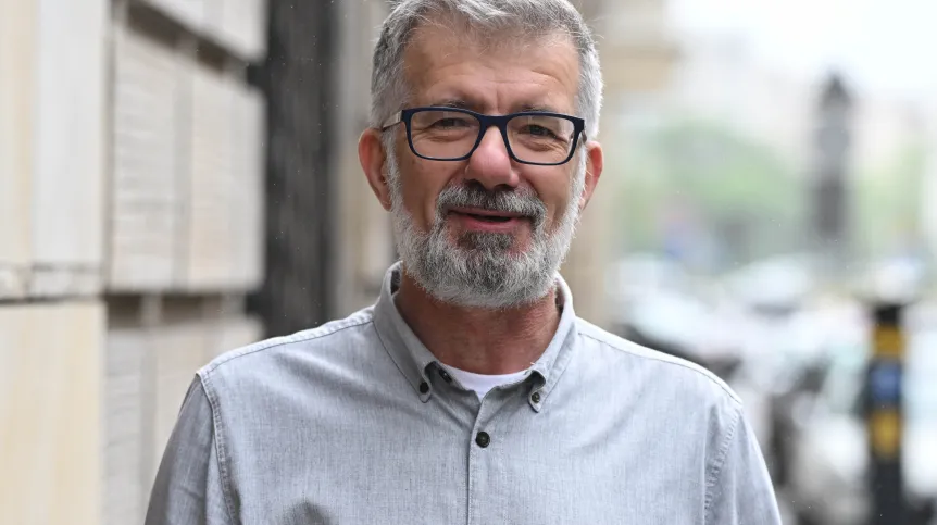 Warszawa, 16.06.2026. Na zdjęciu z 11 bm. archeolog prof. Janusz Wołoszyn przed siedzibą Polskiej Agencji Prasowej w Warszawie, 11 bm. Janusz Wołoszyn był gościem Studia PAP. PAP/Radek Pietruszka
