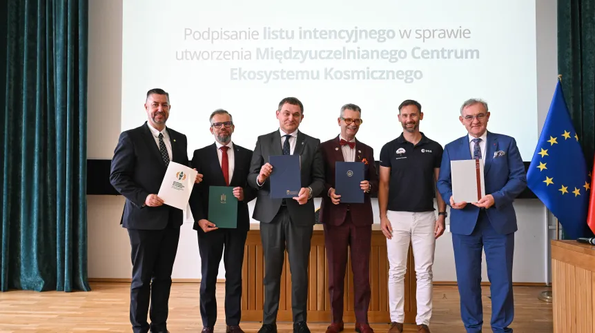 Warszawa, 25.06.2026. Od lewej: rektor Akademii Wychowania Fizycznego prof. dr hab. Bartosz Molik, prorektor Akademii Górniczo-Hutniczej ds. Kształcenia prof. dr hab. inż. Krzysztof Mendrok, rektor Uniwersytetu Jagiellońskiego prof. dr hab. Piotr Jedynak, rektor SGH Piotr Wachowiak, astronauta ESA Sławosz Uznański-Wiśniewski i rektor Politechniki Łódzkiej prof. Krzysztof Jóźwik podczas podpisania listu intencyjnego ws. utworzenia Międzyuczelnianego Centrum Ekosystemu Kosmicznego na konferencji naukowej „Ekosystem kosmiczny rok po misji IGNIS” z okazji pierwszej rocznicy lotu Sławosza Uznańskiego-Wiśniewskiego na Międzynarodową Stację Kosmiczną, 25 bm. w Szkole Głównej Handlowej w Warszawie. (mr) PAP/Radek Pietruszka