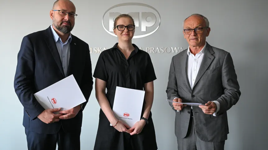 Warszawa, 01.07.2026. Dyrektor generalny PAP Marek Błoński (L), rektor UM prof. Piotr Ponikowski (P) oraz członkini zarządu Fundacji PAP Magdalena Żuk (C) podczas podpisania porozumienia o współpracy Polskiej Agencji Prasowej z wrocławskim Uniwersytetem Medycznym im. Piastów Śląskich, 1 bm. w siedzibie agencji w Warszawie. PAP/Marcin Obara
