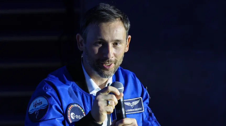Warszawa, 13.07.2026. Astronauta ESA Sławosz Uznański-Wiśniewski podczas panelu "Nowy wyścig kosmiczny - koszt czy inwestycja w przyszłość?" na otwarciu konferencji „IGNIS: Trajektorie Przyszłości” w siedzibie Ministerstwa Rozwoju i Technologii w Warszawie, 13 bm. Wydarzeniu towarzyszy podpisanie umowy między Creotech Instruments a Europejską Agencją Kosmiczną. PAP/Albert Zawada