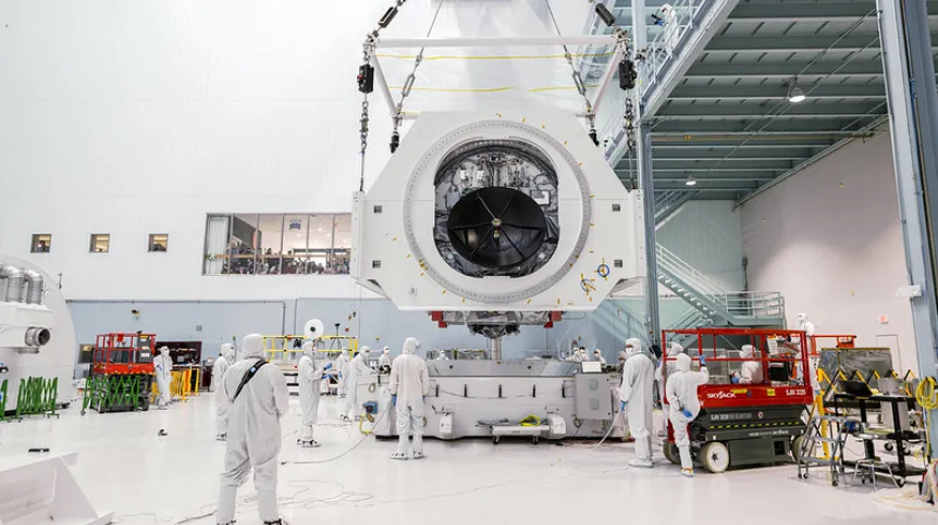 Droga do Kennedy Space Center - załadunek teleskopu na ciężarówkę. Źródło: NASA