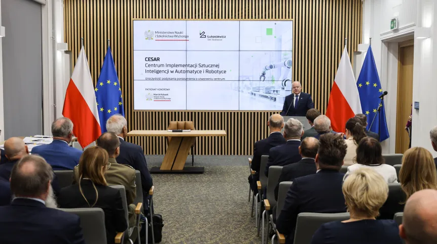 , 15.09.2026. Wiceminister nauki i szkolnictwa wyższego Marek Gzik podczas uroczystości podpisania porozumienia o utworzeniu Centrum Implementacji Sztucznej Inteligencji w Automatyce i Robotyce, 15 bm. w Warszawie. PAP/Albert Zawada
