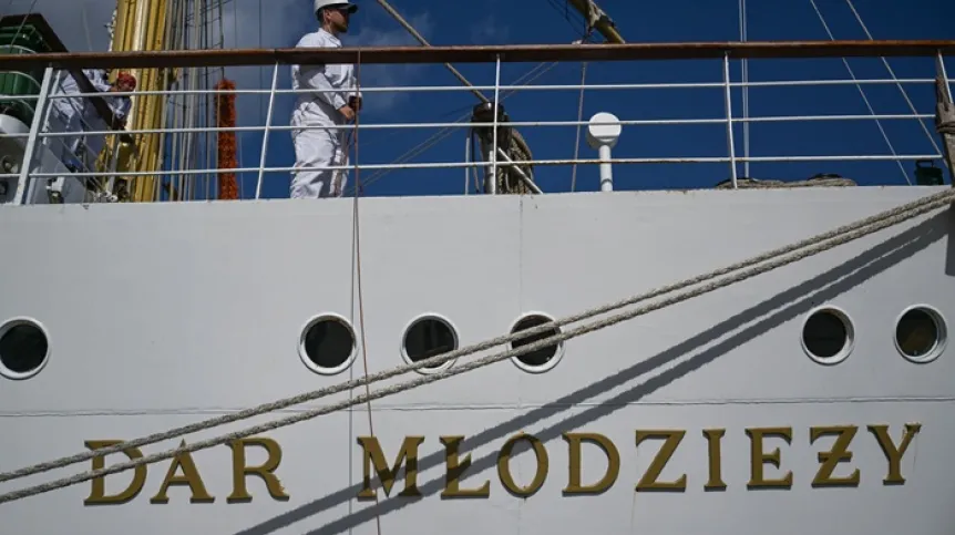 Fregata „Dar Młodzieży” zacumowała w Porcie Gdynia po ponad pięciu miesiącach rejsu (ad) PAP/Adam Warżawa