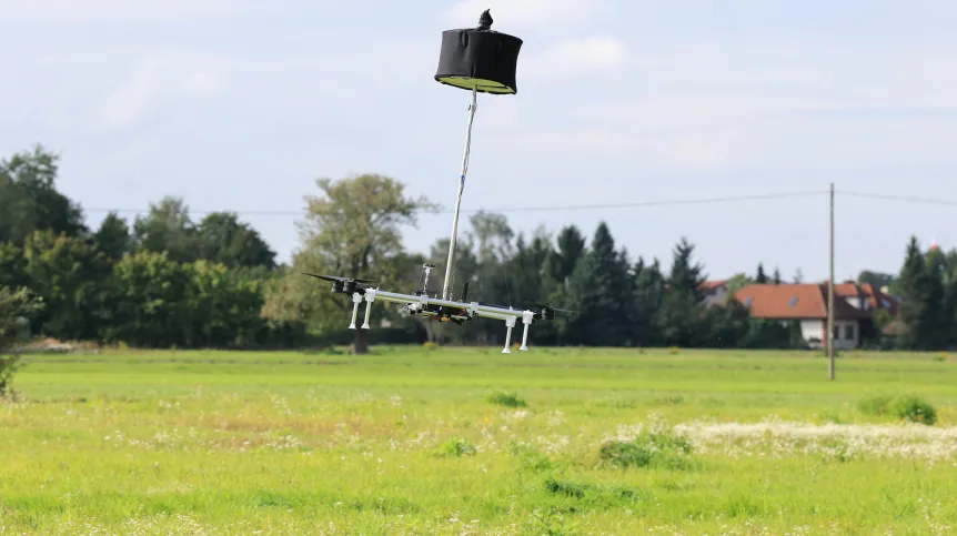 Pokaz działania systemów wykrywania dronów projektu Politechniki Łódzkiej, 24 bm. w podłódzkim Andrespolu (mr)  PAP/Marian Zubrzycki