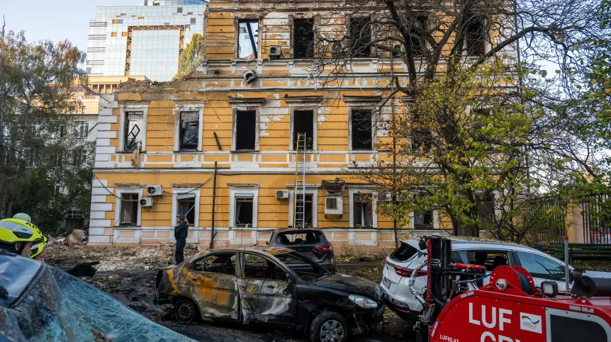 Kijów, Ukraina, 28.09.2026. Zabytkowy budynek Narodowej Akademii Nauk Ukrainy w dzielnicy szewczenkowskiej w Kijowie uszkodzony po rosyjskim ataku. Fot.  PAP/Vladyslav Musiienko