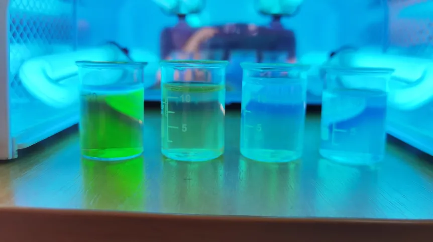 Grafenowe kropki kwantowe świecące pod wpływem światła UV. Fot. archiwum prywatne.