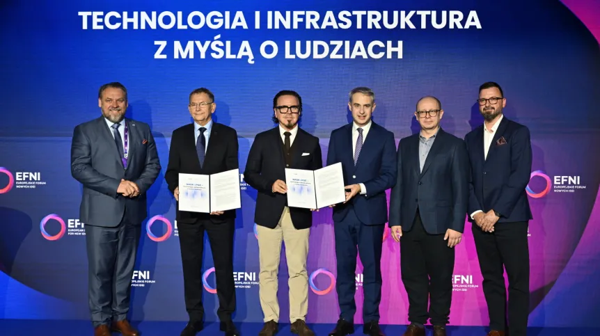 Sopot, 15.10.2026. Od lewej: wiceprezes zarządu PGE ds. Wsparcia i Rozwoju Piotr Dziubałtowski, prezes PGE Dariusz Lubera, minister aktywów państwowych Wojciech Balczun, wicepremier, minister cyfryzacji Krzysztof Gawkowski, dyrektor NASK-PIB Radosław Nielek oraz Dyrektor Departamentu Rozwoju i Zarządzania Innowacjami w PGE S.A. Jarosław Owsicki podczas konferencji prasowej „Współpraca pomiędzy NASK i PGE dotycząca budowy centrów danych” w drugim dniu Europejskiego Forum Nowych Idei (EFNI) 2026 w Radisson Hotel Sopot, 15 bm. Tegoroczna, 15. edycja forum trwa od 14 do 16 października 2026 roku. (jm) PAP/Marcin Gadomski