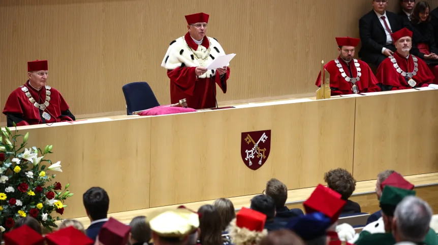 Kraków, 16.10.2026. Rektor UPJPII ks. prof. dr hab. Robert Tyrała (2L) podczas inauguracji roku akademickiego 2026/2027 Uniwersytetu Papieskiego Jana Pawła II na terenie na terenie nowego kampusu UPJPII w Krakowie, 16 bm. (jm) PAP/Łukasz Gągulski