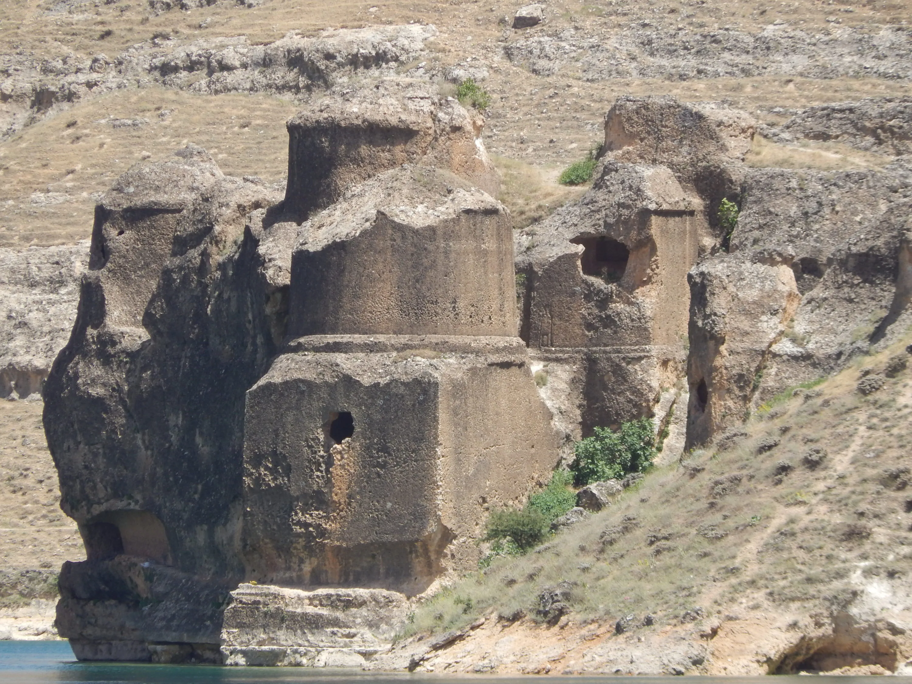 Wykute w skalach grobowce królewskie w starożytnym mieście Arkathiokerta (współczesny Elazιğ w Turcji), fot. M. Marciak