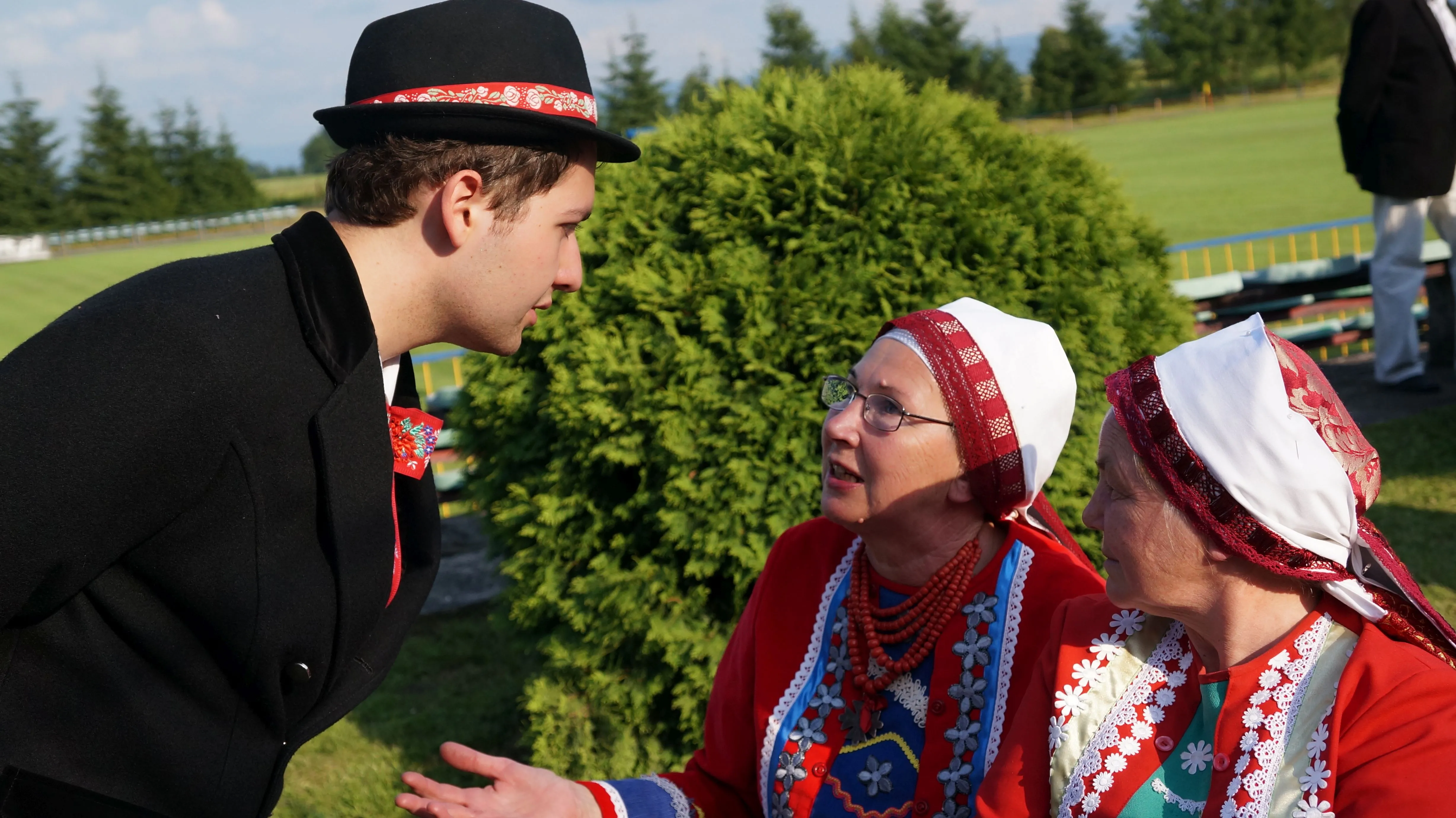 Tymoteusz Król/Tiöma fum Dökter rozmawia z Wilamowiankami, Fot. Justyna Olko   