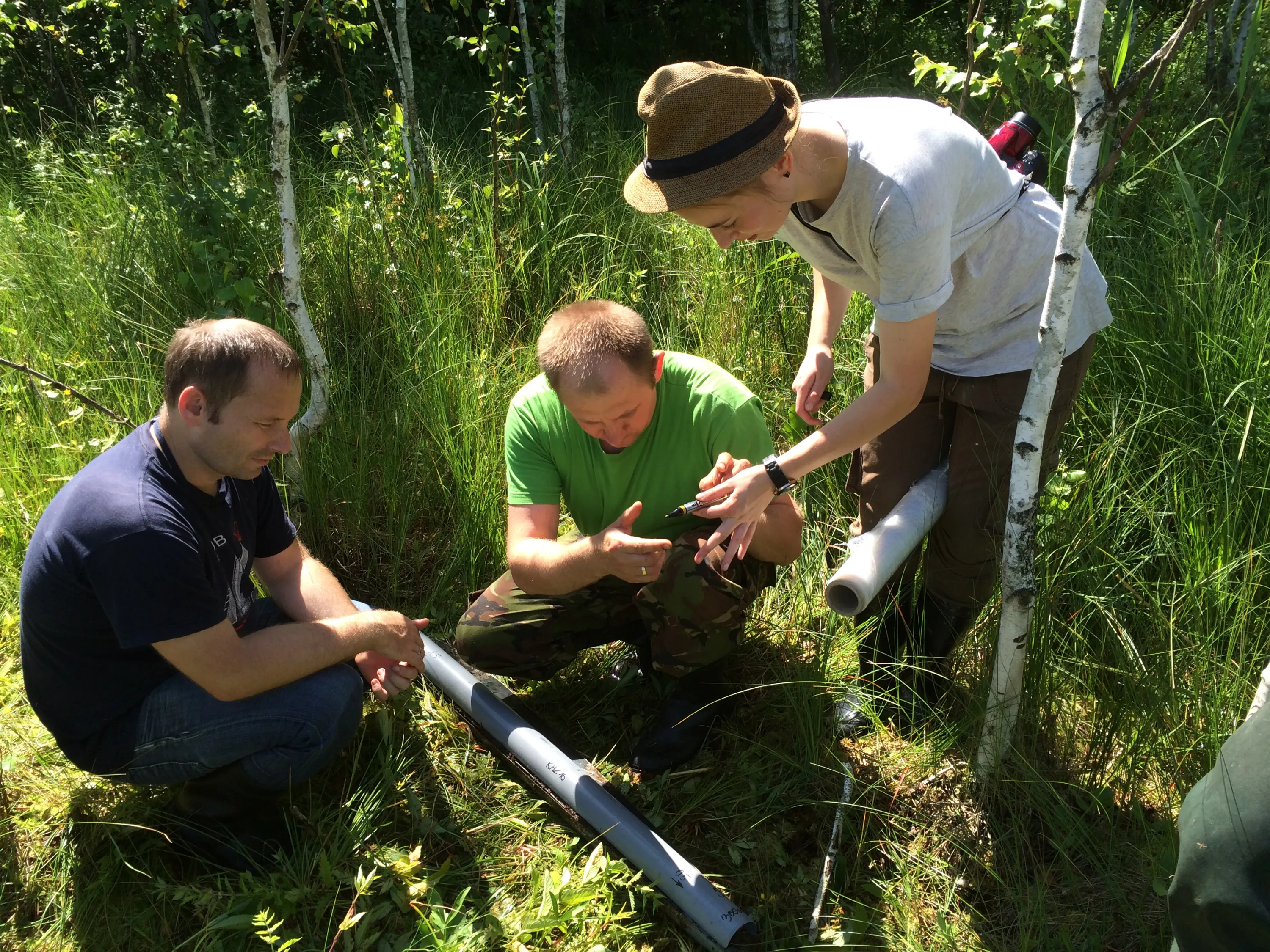 Naukowcy w czasie badań na torfowisku, fot. M. Lamentowicz