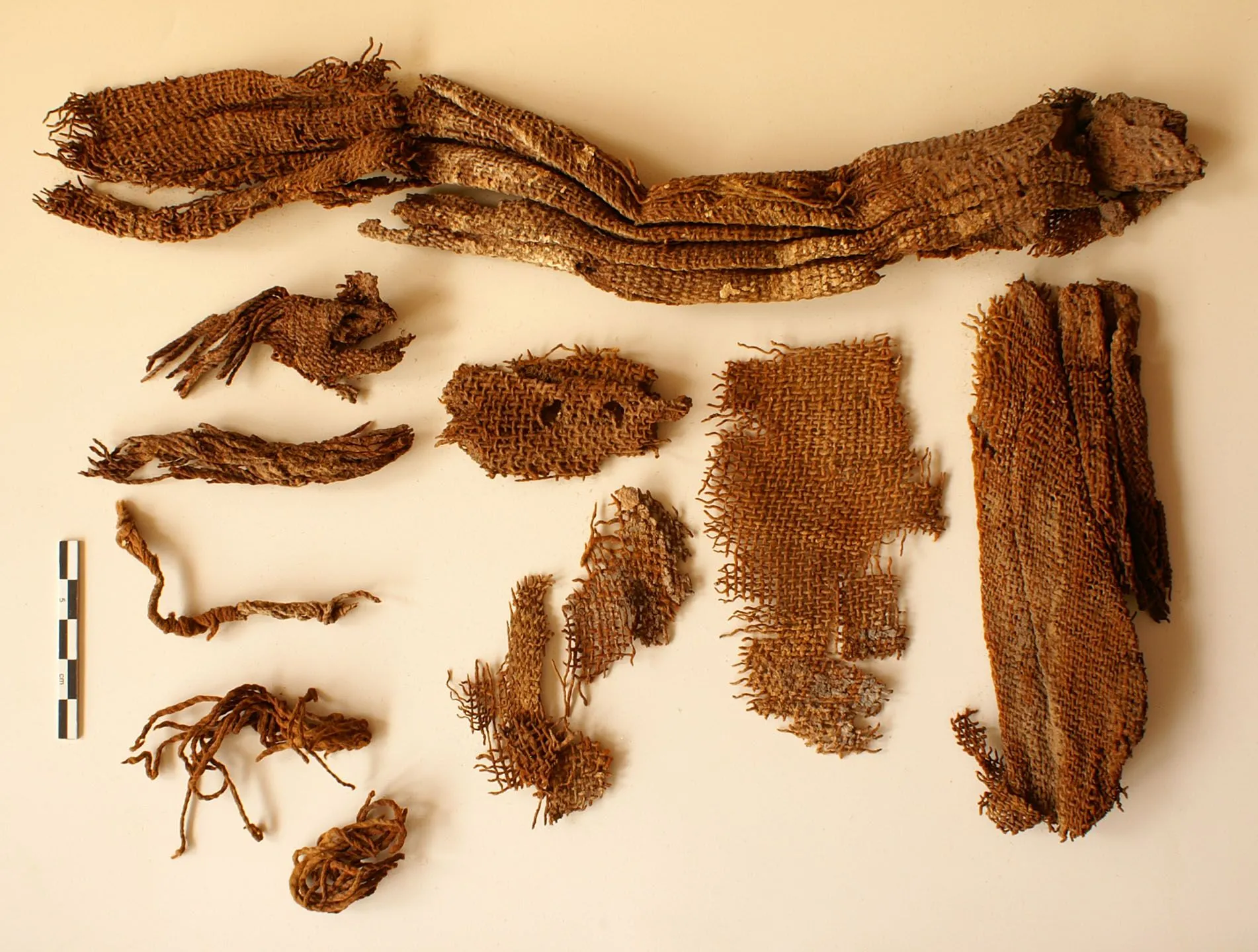Fragmenty całunu z bawełny, wyspa Sai, 100-200 n.e. Fot. Elsa Yvanes, Sai Island Archaeological Mission