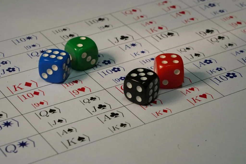 A new entangled state presented by scientists in the solution to Euler's 36 officers puzzle would assume a set of four dice entangled in such a way that observing the result of any two dice allows scientists to predict the result of the throw with the remaining two dice. Photo: Authors' materials