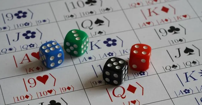 If the four dice are in the absolutely maximally entangled quantum state shown in the photo in the bridge convention, the result of the throw of any two dice will allow to predict the results of the other two dice (credit: Paulina Rajchel-Mieldzioć).