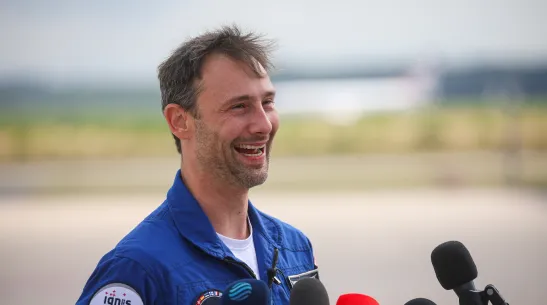 Cologne, July 16, 2025. Polish Axiom-4 crew member Sławosz Uznański-Wiśniewski, after landing at Cologne airport. The Axiom-4 mission&#039;s Crew Dragon spacecraft, carrying four astronauts, returned to Earth from Earth orbit, where it had docked with the International Space Station (ISS) for nearly two weeks. (jm) PAP/Leszek Szymański