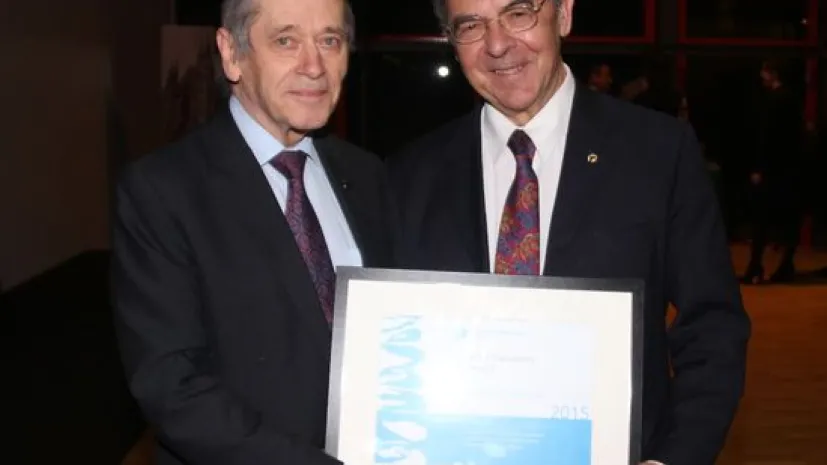 Prof. Edward Czerwiński (z prawej) wraz z prof. Johnem Kanisem, prezydentem International Osteoporosis Foundation. Źródło: www.uj.edu.pl