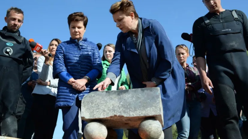 Minister kultury Małgorzata Omilanowska (C-P) i prezydent Warszawy Hanna Gronkiewicz-Waltz (C-L) odwiedziły miejsce pracy archeologów na 517 km Wisły. Podczas badań archeologicznych brzegów stołecznej Wisły, prowadzonych w związku z niskim stanem wody, odnaleziono m.in. zabytki z XVII w. pochodzące z zatopionej w Wiśle szkuty. Fot. PAP/ Jacek Turczyk 03.09.2015