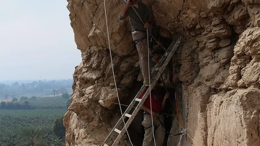 Dokumentacja wykutych na skale inskrypcji. Fot. W. Ejsmond