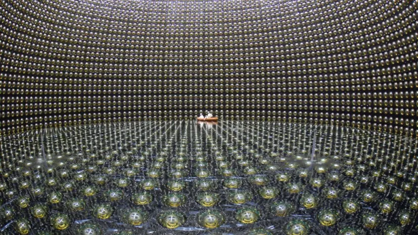 Wnętrze detektora Super-Kamiokande w Japonii na co dzień wypełnione jest wodą. Tu obserwuje się ślady neutrin i antyneutrin uwolnionych 300 km dalej. Fot: T2K experiment, https://t2k-experiment.org&quot;