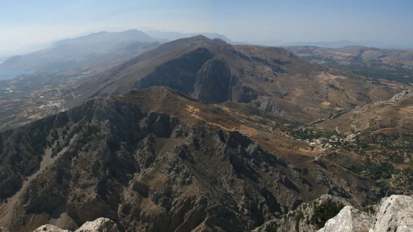Atsipades-Plakias, czyli obszar, na którym prof. Nowicki prowadził intensywne badania od 1985 r do 2017 r., gdzie odkrył dużą liczbę stanowisk archeologicznych z przełomu neolitu i epoki wczesnego brązu I (3500-3000 lat p.n.e.), sanktuariów górskich (ok. 1800-1700 lat p.n.e.) i z końca epoki brązu (ok 1200 r. p.n.e.).