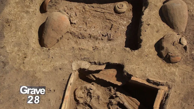 Nie wszyscy zmarli byli chowani w Tell el-Murra w trumnach ceramicznych. Dwa przykłady - w górnej części zdjęcia widoczny pochówek w którym zmarłego umieszczono bezpośrednio w ziemi; w dolnej - w trumnie ceramicznej, fot. E. Kuciewicz