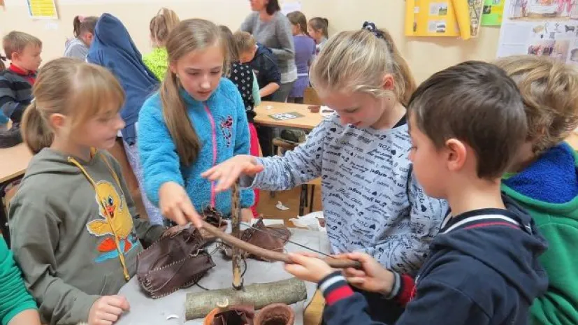 Zajęcia w szkole w Iwaniskach, fot. Muzeum Okręgowe w Sandomierzu