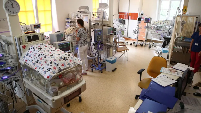Inkubatory z noworodkami w Szpitalu Uniwersyteckim w Krakowie. Cztery dziewczynki i dwóch chłopców przyszło na świat 20 bm. Niemowlęta są pierwszymi sześcioraczkami w Polsce. Fot. PAP/Łukasz Gągulski 21.05.2019