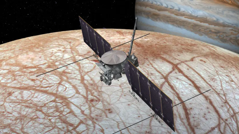 Artystyczna wizja sondy Europa Clipper nad księżycem Europa w pobliżu Jowisza. Źródło: NASA/JPL-Caltech