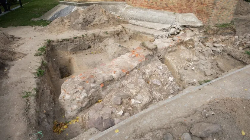 Archeologowie zaprezentowali odkryty w trakcie prac w ramach projektu &quot;Ekspedycja Palatium. Gniezno 2019&quot; fragment przedromańskiej budowli znajdującej się przy Kościele Św. Jerzego na Górze Lecha w Gnieźnie. Fot. PAP/Jakub Kaczmarczyk 17.09.2019