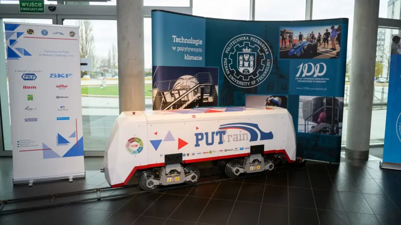 Oficjalna prezentacja lokomotywy PUTrain na Politechnice Poznańskiej. Innowacyjny projekt otrzymał nagrodę specjalną na tegorocznej edycji konkursu Railway Challenge organizowanym na torze w Stapleford w Wielkiej Brytanii. Fot. PAP/Jakub Kaczmarczyk 29.11.2019