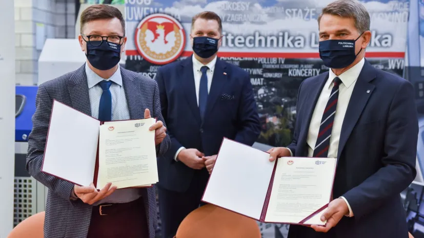 30.08.2021. Minister edukacji i nauki Przemysław Czarnek (C), prezes Głównego Urzędu Miar Jacek Semaniak (P) oraz rektor Politechniki Lubelskiej Zbigniew Pater (L) podczas konferencji prasowej w Centrum Innowacji i Zaawansowanych Technologii PL w Lublinie, 30 bm. Spotkanie dotyczyło utworzenia Polskiej Unii Metrologicznej w Lublinie oraz nawiązania współpracy naukowo-badawczej z Głównym Urzędem Miar. PAP/Wojtek Jargiło