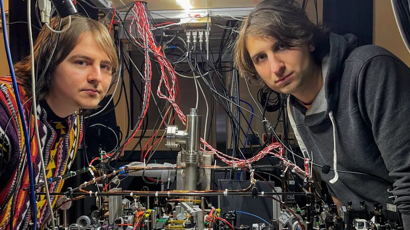 Pierwszy autor pracy (z lewej) – Mateusz Mazelanik – i kierownik laboratorium Quantum Optical Devices – dr Michał Parniak – przy układzie pamięci i procesora kwantowego dla światła. (Źródło: Uniwersytet Warszawski)