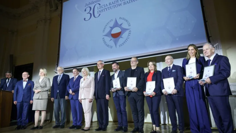 12.09.2022. Prezes Polskiej Agencji Prasowej Wojciech Surmacz (6P) odebrał pamiątkową statuetkę dla PAP na uroczystym posiedzeniu Rady Głównej Instytutów Badawczych z okazji jubileuszu 30-lecia istnienia Rady, 12 bm. w Gmachu Głównym Politechniki Warszawskiej. PAP/Leszek Szymański