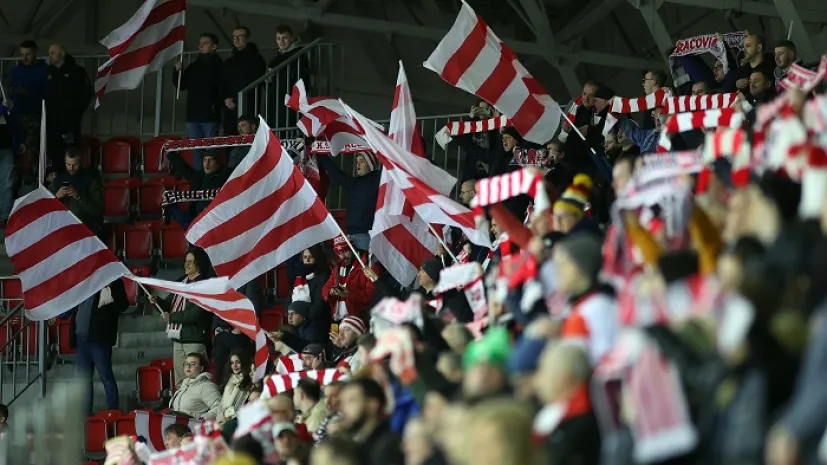 Kraków, 09.03.2023. Kibice Comarch Cracovii podczas podczas meczu półfinałowego Ekstraligi hokeja na lodzie z GKS Katowice, 9 bm. (łg/dw) PAP/Łukasz Gągulski