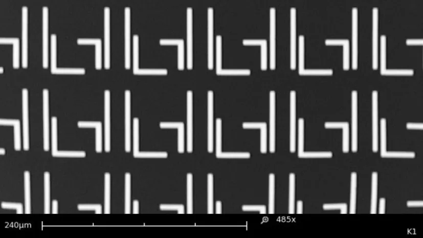 Zdjęcie metamateriału terahercowego bazującego na efekcie plazmonicznej przezroczystości wykonane z wykorzystaniem SEM. Źródło: dr inż. Rafał Kowerdziej