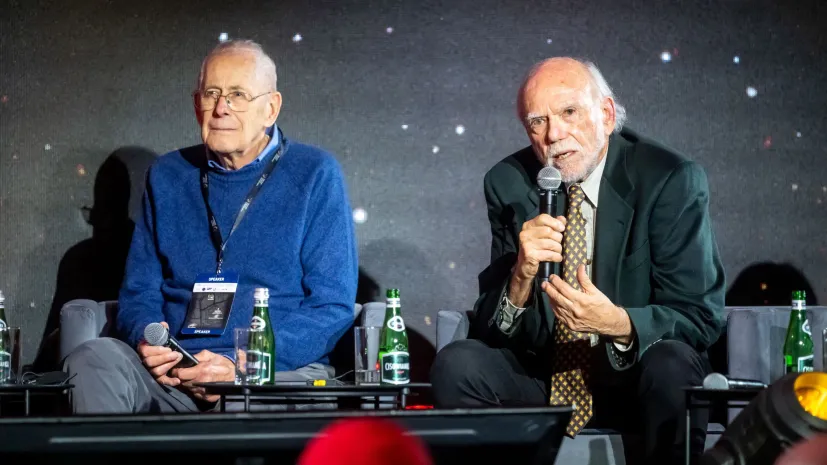 20.02.2023. Nobliści James Peebles (L) i Barry Barish (P) podczas panelu w ramach Światowego Kongresu Kopernikańskiego w Toruniu. PAP/Tytus Żmijewski