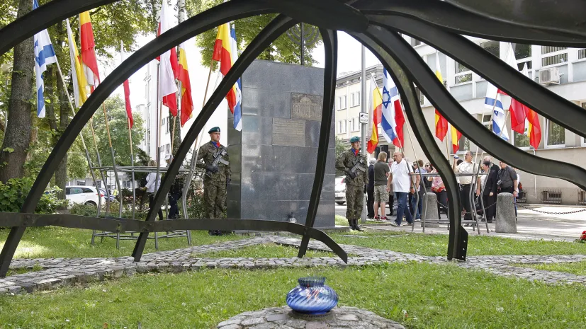 Białystok, 16.08.2017. Uroczystości przed pomnikiem ofiar pożaru Wielkiej Synagogi w Białymstoku, w trakcie obchodów 74. rocznicy wybuchu powstania w białostockim getcie. (zuz) PAP/Artur Żmijewski