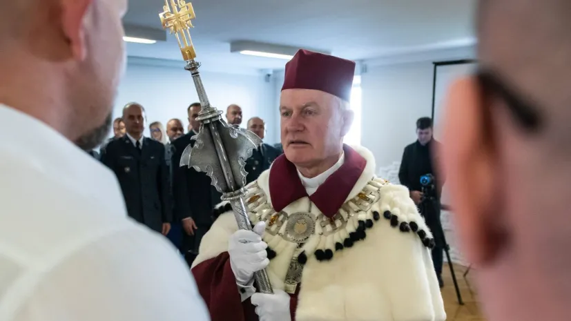 24.10.2023. Rektor KUL ks. prof. dr hab. Mirosław Kalinowski podczas inauguracji roku akademickiego 2023/24 w Areszcie Śledczym w Lublinie, 24 bm. Wydarzenie połączone było z obchodami dziesięciolecia studiów KUL prowadzonych w Areszcie Śledczym. PAP/Wojtek Jargiło