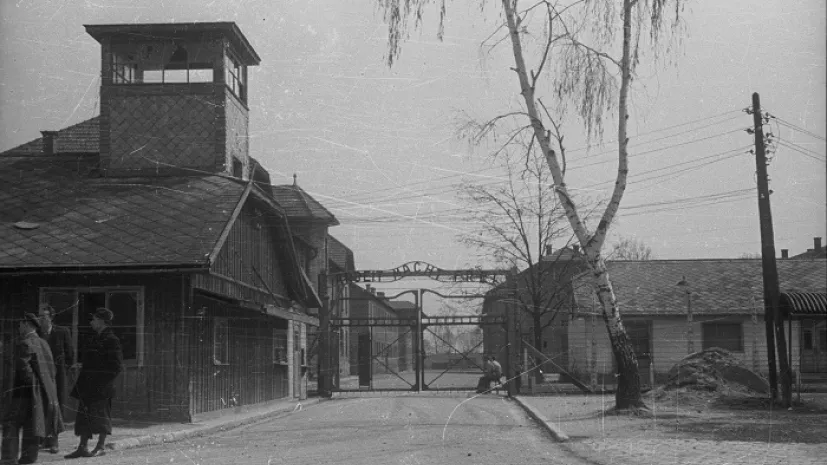 Oświęcim, kwiecień 1947. Obóz koncentracyjny Auschwitz-Birkenau. Brama w obozowej ślusarni z napisem: Arbeit macht frei. PAP/Stanisław Dąbrowiecki