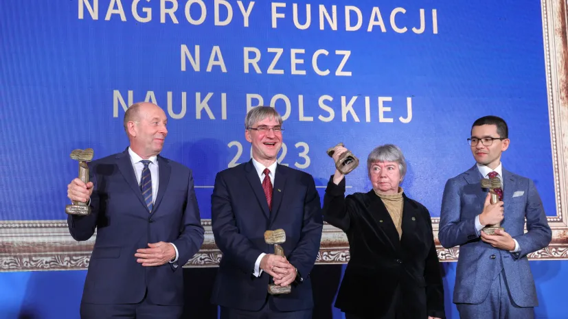 Warszawa, 06.12.2023. Laureaci nagrody: prof. Maria Lewicka (2P), prof. Marcin Stępień (P), prof. Rafał Latała (2L) i prof. Krzysztof Liberek (L) na wręczeniu Nagród Fundacji na rzecz Nauki Polskiej, w Zamku Królewskim w Warszawie. Fot. PAP/Rafał Guz