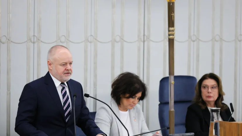 07.02.2024. Marszałek Senatu Małgorzata Kidawa-Błońska (P), senator KO Agnieszka Kołacz-Leszczyńska (C) oraz sekretarz stanu w MNiSW Marek Gzik (L) na sali obrad izby w Warszawie, 7 bm. Senatorowie zajmą się m.in. nowelizacją ustawy o Narodowym Centrum Badań i Rozwoju oraz Prawa o szkolnictwie wyższym i nauce, które przywracają nadzór ministra nauki nad NCBR. PAP/Paweł Supernak